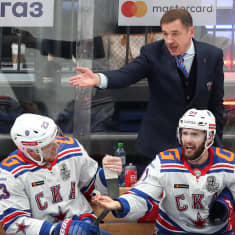 SKA Pietarin valmentaja Valery Bragin ihmettelee vaihtoaitiossa TsSKA-sarjan tapahtumia. Penkillä Joonas Kemppainen (vasemalla) ottaa tilanteen rauhallisemmin. 