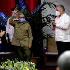 Miguel Diaz-Canel Bermudez taputtaa.