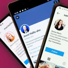 Valokuva kolmen puhelimen näytöstä. Ruuduilla on Maria Ohisalon Instagram-tili, Jussi Halla-Ahon Twitter-tili ja Sanna Marinin Instagram-tili.