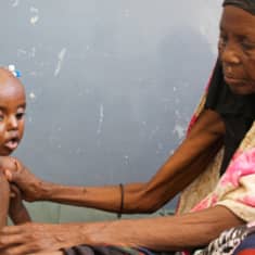 Kuivuus ja nälänhätä koettelevat Afrikan sarvea.Yksivuotias Nasteho Ali äitinsä kanssa klinikalla Mogadishussa.