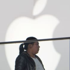 Nainen kävelee Applen Kiinan päämyymälän edustalla Pekingissä.