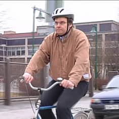 Pormestarinluodon asukasyhdistyksen projektipäällikkö Aki Nummelin vetää kaupunkipyörä-hanketta.