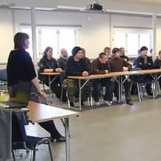 Siviilipalveluksessa olevia nuoria miehiä Lapinjärven koulutuskeskuksen luokkahuoneessa.
