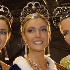 Jyväskyläläinen Essi Pöysti (kesk.) kruunattiin Miss Suomeksi sunnuntaina. Ensimmäiseksi perintöprinsessaksi valittiin Elsi Suolanen ja toiseksi perintöprinsessaksi Linda Wikstedt.