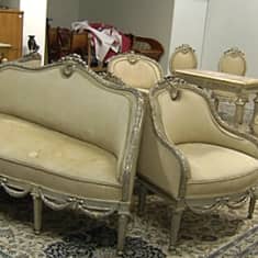 Suomalaisesta yksityiskodista löytyneitä Venäjän viimeiselle keisariperheelle kuuluneita tuoleja ja pöytiä.