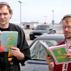 Arto Halonen ja Kevin Frazier turkmeeniasuissaan lukemassa Saparmurat Nijazovin Ruhmana-kirjaa