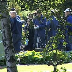 Poliisin tutkijoita Nokian hautausmaalla.