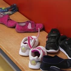 Lasten kenkiä päiväkodin eteisessä.