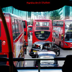 Katunäkymä lontoolaisen kaksikerroksisen bussin yläikkunasta.