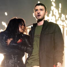 Janet Jackson ja Justin Timberlake esiintymässä Super Bowlin väliaikashowssa.