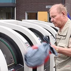 Vuoreksen asukas Rainer Sydänmäki käyttää uutta jätteenkeruujärjestelmää