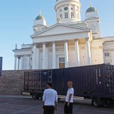 Kontteja nostellaan nosturilla Senaatintorilla.