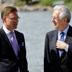 Jyrki Katainen ja Mario Monti Kesärannassa.