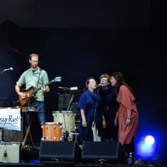 Feist esiintymässä Flow-festivaaleilla Helsingissä