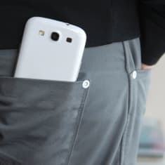 Älypuhelin housujen takataskussa.