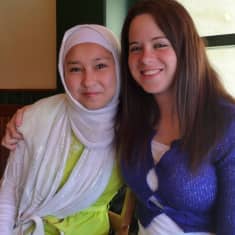 Iranista kotoisin oleva Fereshte Khodadadi ja espanjalainen vapaaehtoistyöntekijä Elena Infante.