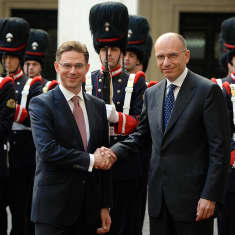 Suomen ja Italian pääministerit Jyrki Katainen ja Enrico Letta poseeraavat kuvaajille kunniavartioston edessä.