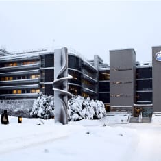 Valion pääkonttori lumisessa maisemassa