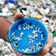 Hioutunutta muovijätettä rannalla.
