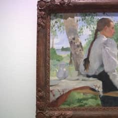 Nuori nainen istuu koivun alla, Helene Schjerfbeckin maalaus Ada Thilénistä.