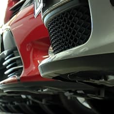 Autoja rivissä kaupassa.