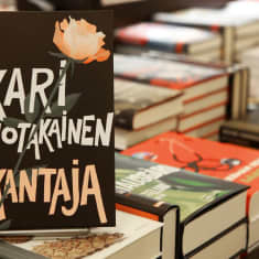 Kari Hotakaisen Kantaja-kirja muiden teosten seassa.