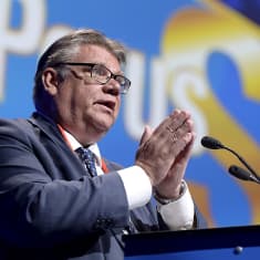 Perussuomalaisten puheenjohtaja Timo Soini puhumassa perussuomalaisten puoluekokouksessa Turun Logomossa lauantaina 8. elokuuta 2015.