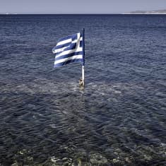 Kreikan lippu kelluu vedessä.