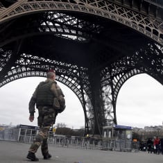 Ranskan armeijan sotilaat partioivat Eiffel-tornin juurella.