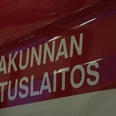 Satakunnan pelastuslaitoksen teksti paloauton kyljessä