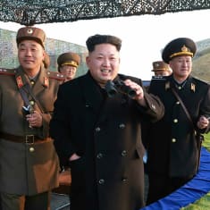 Kim Jong-Un seurasi sotaharjoitusta Pohjois-Koreassa.