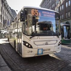 Linja-auto Helsingin Kaisaniemssä.