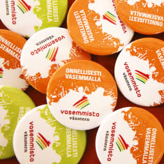 Kokoelma Vasemmistoliiton rintanappeja
