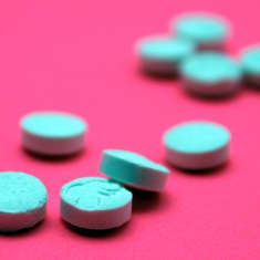 Värikkäitä tabletteja värikkäällä pinnalla.
