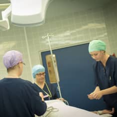 Kuvassa potilasta valmistellaan leikkausta varten