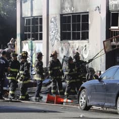 Palokunta jatkoi raivaustöitä tuhoutuneessa varastorakennuksessa Oaklandissa.