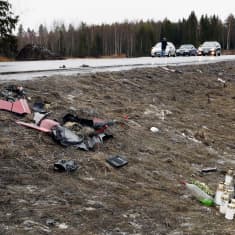 Kynttilöitä ja romua valtatie 12:n varrella Sastamalan ja Nokian rajalla sunnuntaina. Kaksi 17-vuotiasta nuorta menehtyi mopoauton ja pakettiauton kolarissa lauantaina.