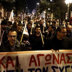 Mielenosoittajat vastustivat uusia säästötoimia Ateenassa kommunistisen puolueen järjestämässä kulkueessa 21. helmikuuta.