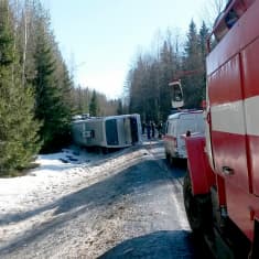 Onnettomuusbussi kyljellään Kanavatiellä Venäjällä.