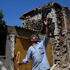Mies esitteli maanjäristyksen tuhoja Kreaikan Lesboksen saarella kesäkuussa 2017.