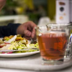 Opiskelija syö lounasta yliopiston ravintolassa.