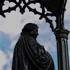 Uskonpuhdistaja Martti Lutherin patsas Wittenbergin kaupungin keskustassa Saksassa.