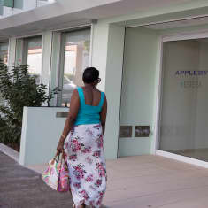 Nainen kävelee kadulla Appleby-toimiston ohitse.