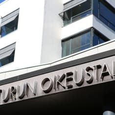 Turun oikeustalon julkisivu.