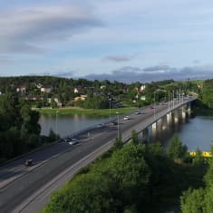 Hirvensalonsilta Turussa. Taustalla näkyy Hirvensalon laskettelurinne.