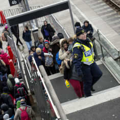 Poliisit ottavat vastaan Ruotsiin pyrkiviä ihmisiä Malmössä marraskuussa 2015.