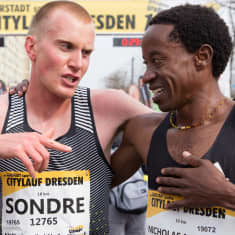 Norjan ihmejuoksija Sondre Moen (vas.) Dresdenin maratonilla.  