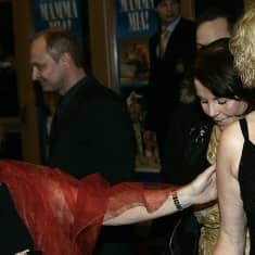 Agnetha Fältskog ja ABBA:n managerina aikoinaan toiminut Görel Hanser saapumassa Mamma Mia -musikaalin ensi-iltaan.
