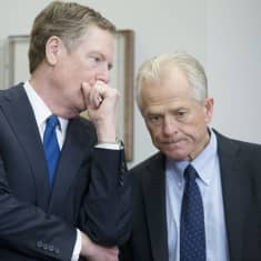 Valkoisen talon kaupallinen neuvonantaja Peter Navarro (oik.) ja  Yhdysvaltain kauppaedustaja Robert Lighthizer neuvottelivat Valkoisessa talossa 8. maaliskuuta.