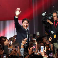Justin Trudeau juhlii vaalivoittoa kannattajiensa ympäröimänä.